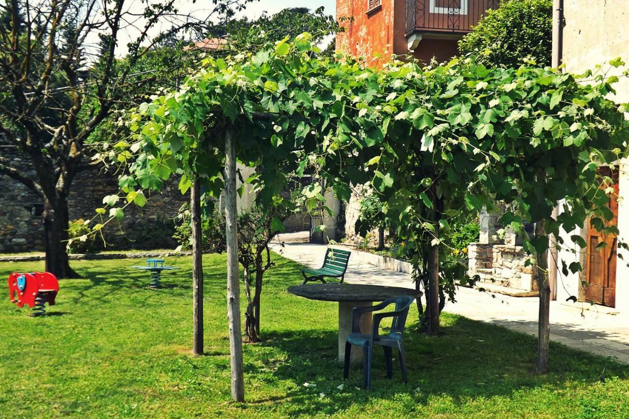 Ostello Del Quadrifoglio Ameno Bagian luar foto